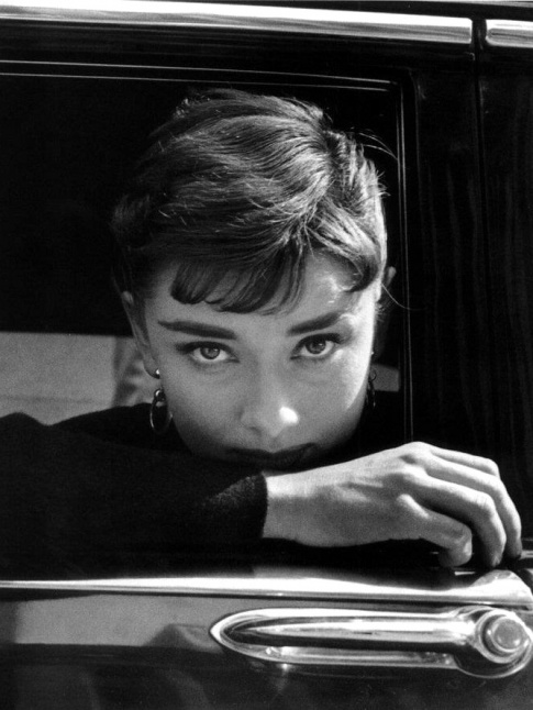 Mlant intensit et fragilit, la beaut d'Audrey Hepburn se rvle particulirement saisissante