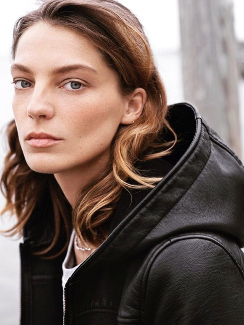 Blouson en cuir + capuche = le bon mix