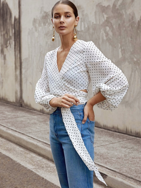 Blouse cache-coeur  pois + jean taille haute dlav + boucles d'oreilles dores = le bon mix