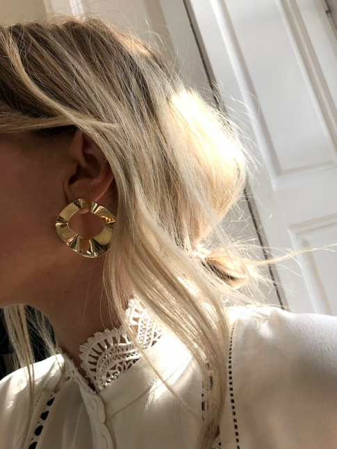 Boucles d'oreilles dores minimalistes + chemisier raffin = le bon mix