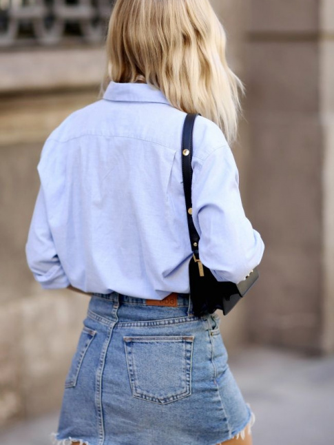 Rien de tel qu'une chemise masculine pour calmer une mini jupe !