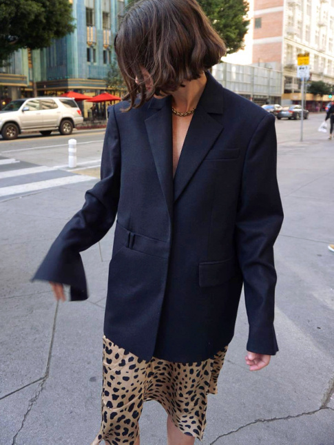 Carrure masculine + tissu liquide lopard = le bon mix