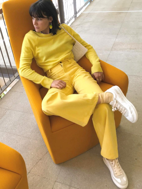Total look jaune + baskets blanches + mini sac paille = le bon mix