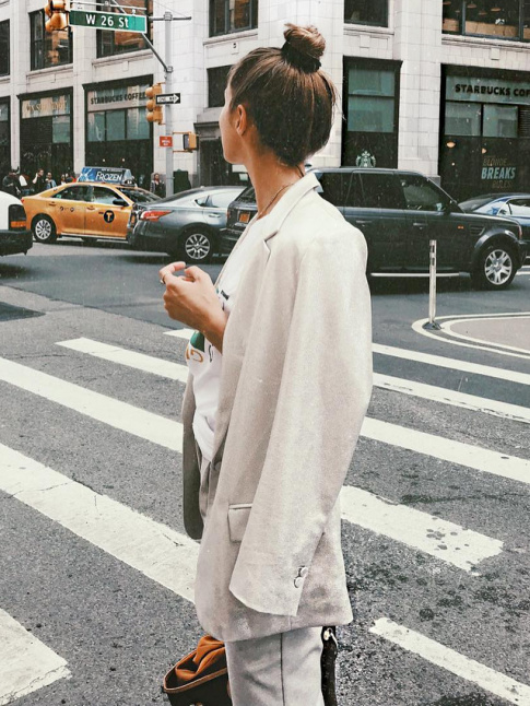 Chignon haut + blazer oversize = le bon mix