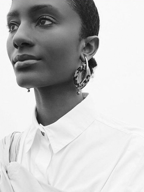 Les maxi boucles d'oreilles, l'atout charme de la chemise blanche !