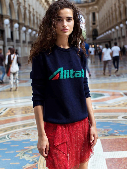 Pull sportswear + mini jupe girly = le bon mix