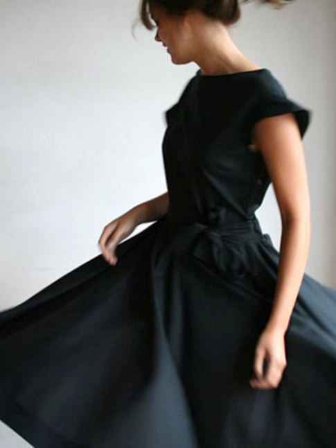 Wanted : une jolie robe noire qui tourne !