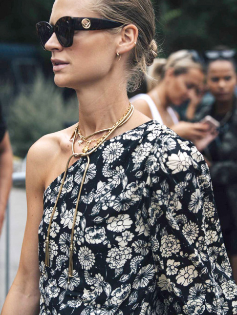 Imprim floral noir et blanc + paules asymtriques + accumulation de colliers = le bon mix