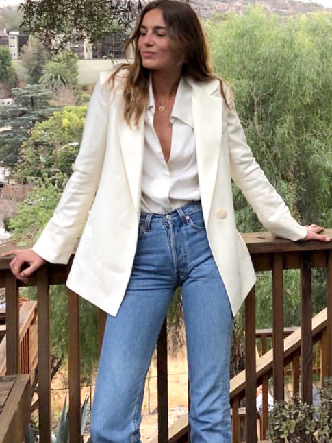 Blazer un peu grand + chemise gnreusement dboutonne + jean bleu dlav + mdaille dore = le bon mix