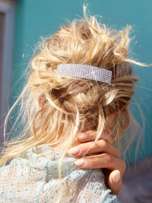 Oui au tlescopage entre chignon coiff/dcoiff et barrette scintillante !