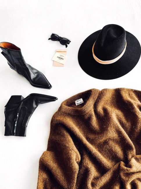 Cuir noir + maille noisette mousseuse + feutre noir = le bon mix