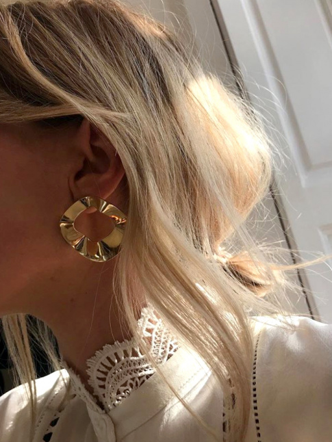 Boucles d'oreilles minimalistes + col en dentelle + coiffure coiffe/dcoiffe = le bon mix