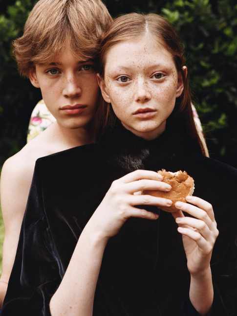 Dlicatement trange, le visage de Sara Grace Wallerstedt se rvle aussi fascinant que captivant