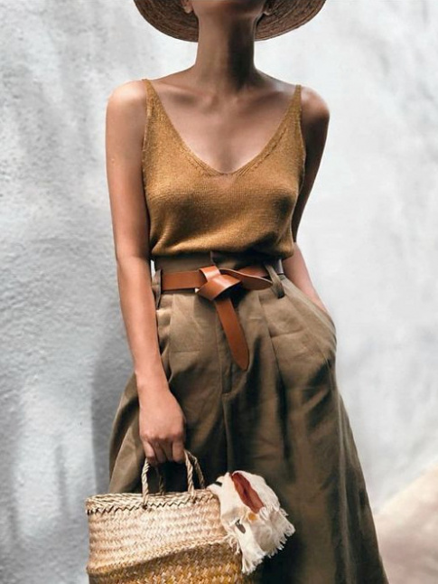 Ide  retenir pour l't prochain : mixer cuir caramel, toile kaki et maille teinte feuilles mortes