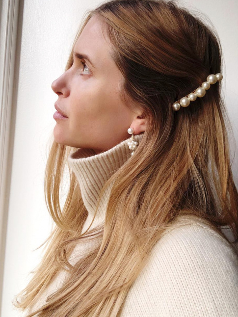 Oui au tlescopage entre pull col roul port le col droul et barrette sophistique porte sur le ct !