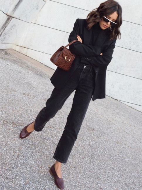 Cuir textur marron + total look noir = le bon mix