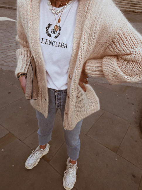 Gilet mousseux + tee-shirt un peu grand + colliers fins = le bon mix