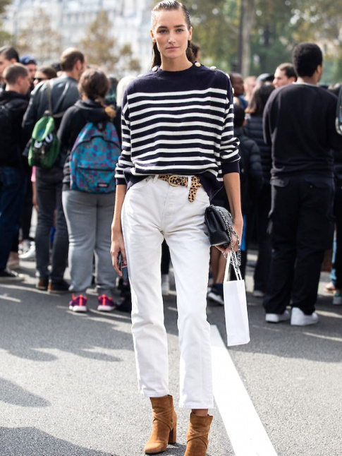 Pull marinire trop grand + jean blanc droit 7/8 + ceinture lopard + boots fauve = le bon mix