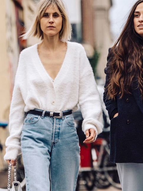 Jean mom taille haute + gilet port  mme la peau et gliss dans le jean = le bon mix