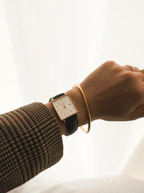 Blazer  carreaux + montre masculine + bijoux dors = le bon mix
