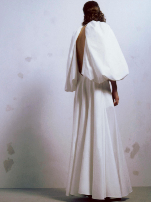 Mlant dos nu magistral et manches ballons oversize, cette robe Khaite intrigue notre rtine...
