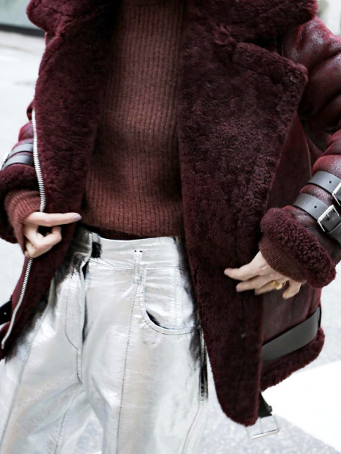 Dclin en marron chocolat, le shearling oversize Acne continue de faire mouche