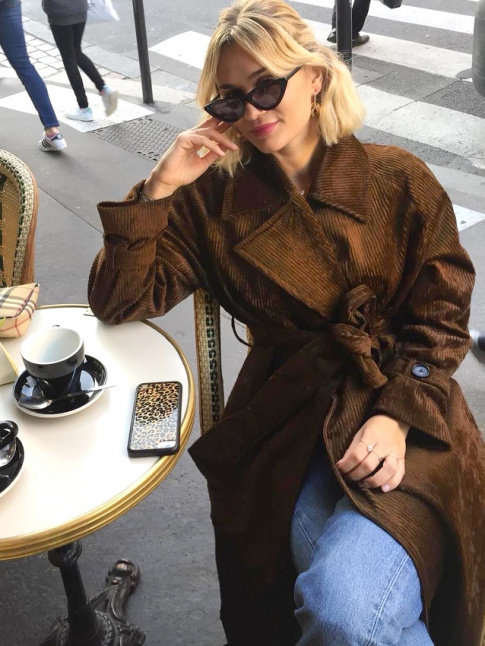 Le trench oversize en velours marron : le challenge stylistique de la saison !