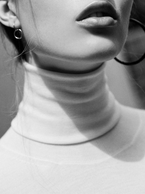 Rien de tel qu'un chignon haut et une paire de croles pour mettre en valeur un col roul !