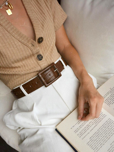 Rien de tel qu'une ceinture de caractre pour relever un look tout simple