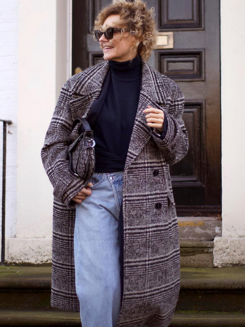 Pardessus  carreaux lgrement oversize + pull col roul + carr court boucl = le bon mix