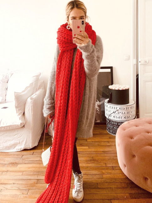 La maxi charpe rouge : un exhausteur de looks cosy !