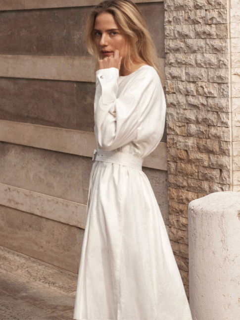 Longue robe blanche minimaliste + chevelure coiffe/dcoiffe = le bon mix