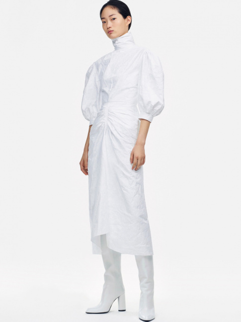 Mlant tissu froiss et dgaine chirurgicale-romantique, ce look monochrome ne manque pas d'intrt