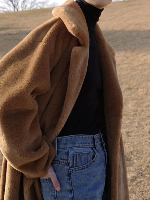 Le combo long manteau en fausse fourrure marron/sous-pull noir/jean taille haute dlav a tout du look must have !