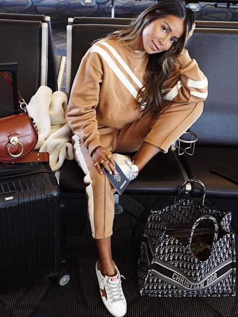 Le total look jogging, la parfaite tenue de voyage ?