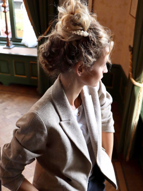 Coiffure dsordonne + barrette chic = le bon mix