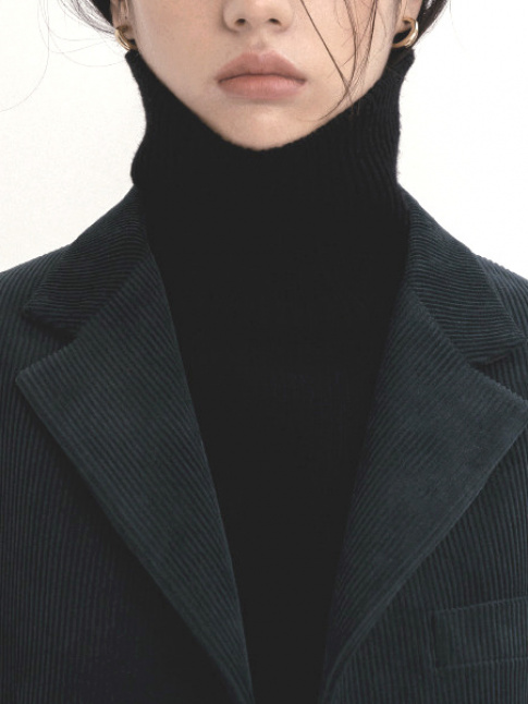 Rien de tel qu'une paire de boucles d'oreilles dores pour relever un total look noir !