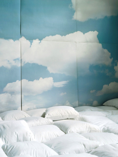 Avalanche de coussins + nuages en trompe-l'oeil = le bon mix