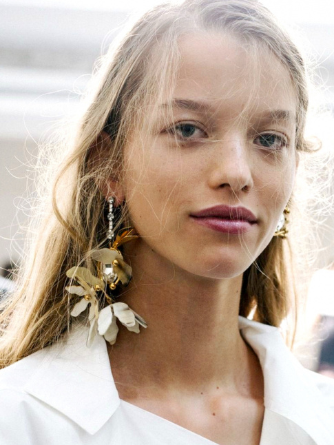 Rien de tel qu'une paire de boucles d'oreilles asymtriques dlicatement fleuries pour sophistiquer un visage !