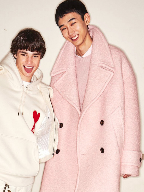 On piquerait bien  ce jeune homme son caban oversize saveur chamallow !