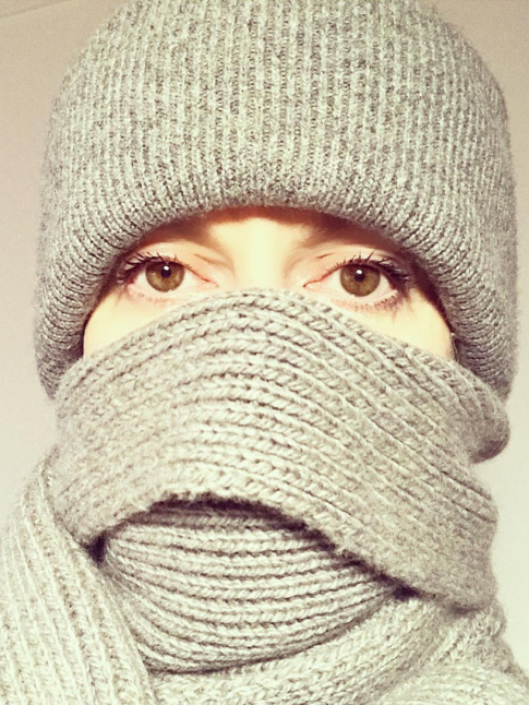 Rien de tel qu'une touche de mascara pour gayer le combo bonnet/charpe !