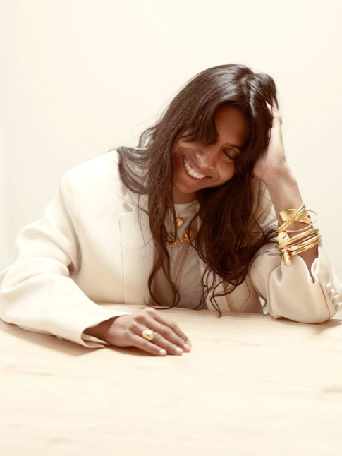 Total look blanc + accumulation de bijoux dors = le bon mix