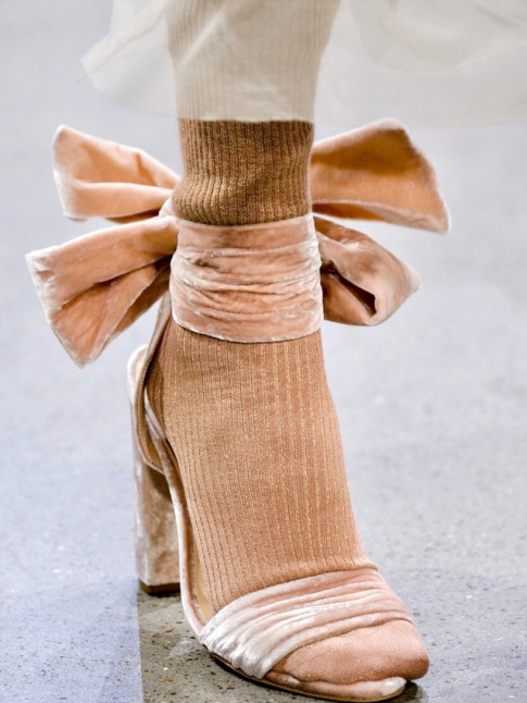 Pour ou contre la rencontre entre chaussettes hautes et sandales  rubans ?