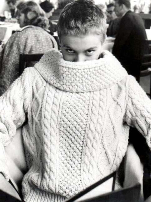 Cheveux courts + regard malicieux + maxi pull-over = le bon mix