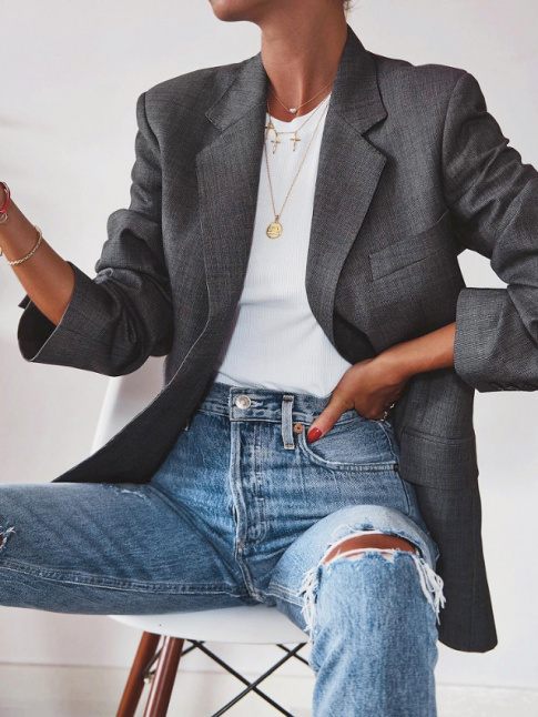 Blazer masculin + tee-shirt blanc + jean destroy = le bon mix