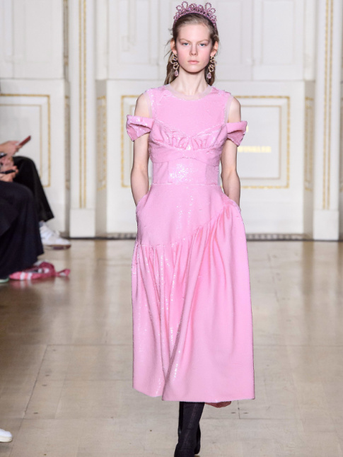 On aime quand Simone Rocha revisite le rose girly !