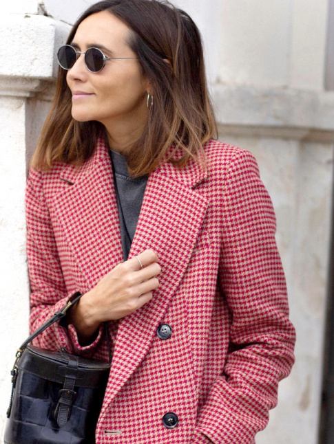 Blazer pied-de-poule rouge + sweat noir dlav = le bon mix