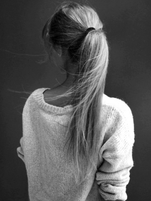 Longue queue de cheval haute + pull lgrement loose = le bon mix