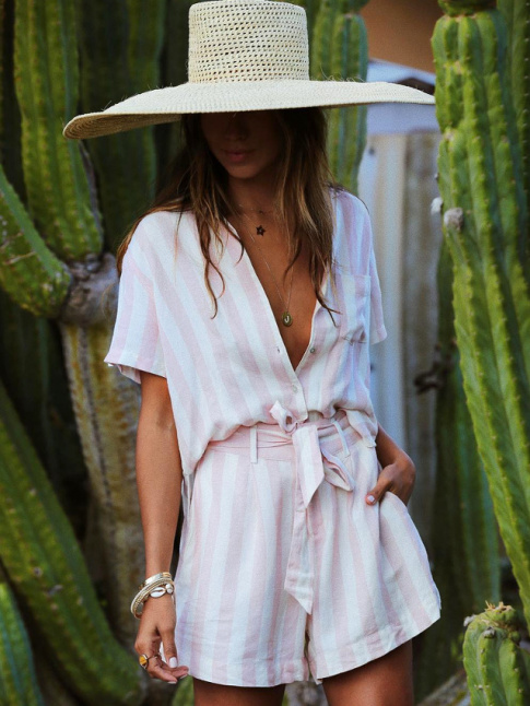 Dclin sur des volumes fluides et courts, le total look rayures ne manque pas de charme