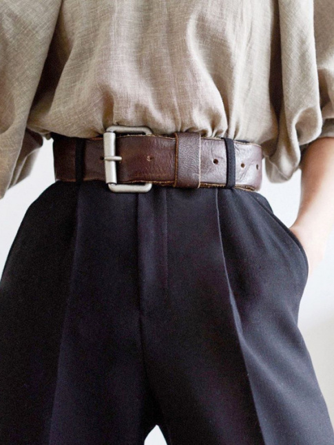 Brut et masculine, cette ceinture offre un indniable supplment d'me au pantalon port taille haute